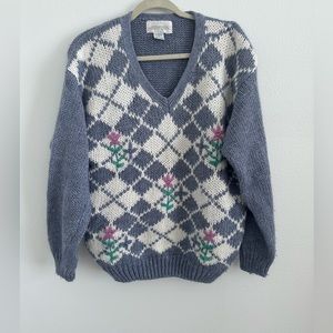 VTG Easton Park hand knitted v-neck flower sweater. Size XL.